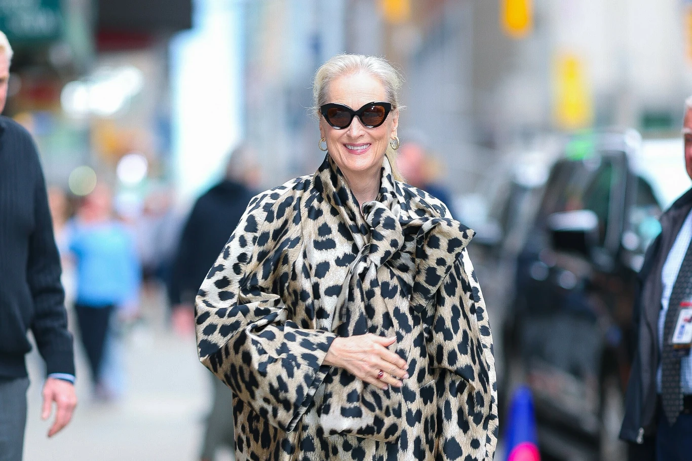 Meryl Streep zachwyca promiennym wyglądem. Jej znakiem rozpoznawczym jest porcelanowa cera Meryl Streep w okularach przeciwsłonecznych i płaszczu w panterkę podczas spaceru po mieście.
