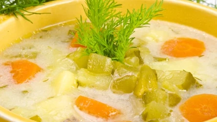 Zupa ogórkowa z masłem