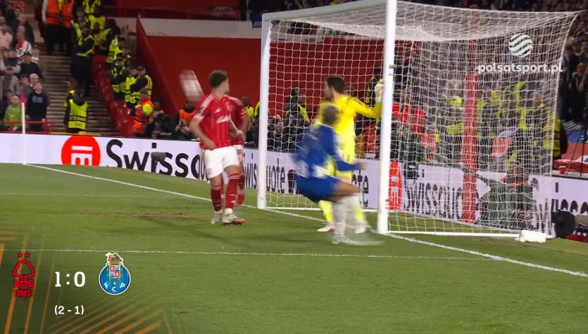 Tomasz Hajto: Czerwona kartka Jana Bednarka zbiła pomysł Fariolego na mecz. WIDEO