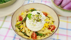 Makaron z burratą i szparagami Mateusza Gesslera