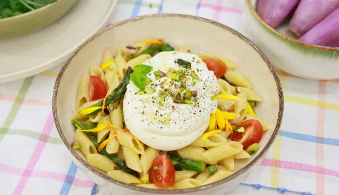 Makaron z burratą i szparagami Mateusza Gesslera