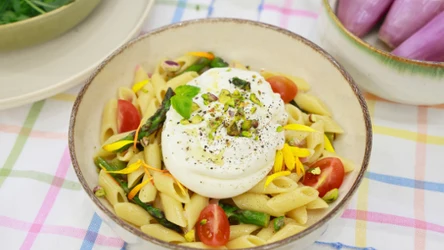 Makaron z burratą i szparagami Mateusza Gesslera