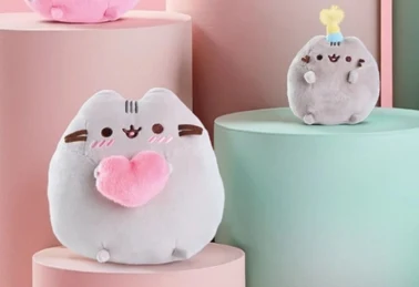 Kolekcja Pusheen w Biedronce 2026 — maskotki, kubki i gadżety z różowym kotem na półce sklepowej