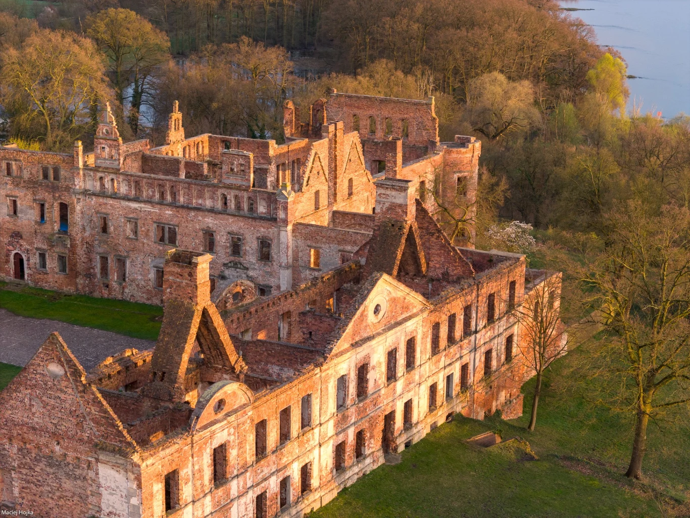 Niesamowity klimat ruin jednego z największych zamków w lubuskim. Zamek Karolat w Siedlisku Ruiny zamku Karolat w Siedlisku, ceglane mury bez dachu, wysokie szczyty, otoczone zielenią nad Odrą.
