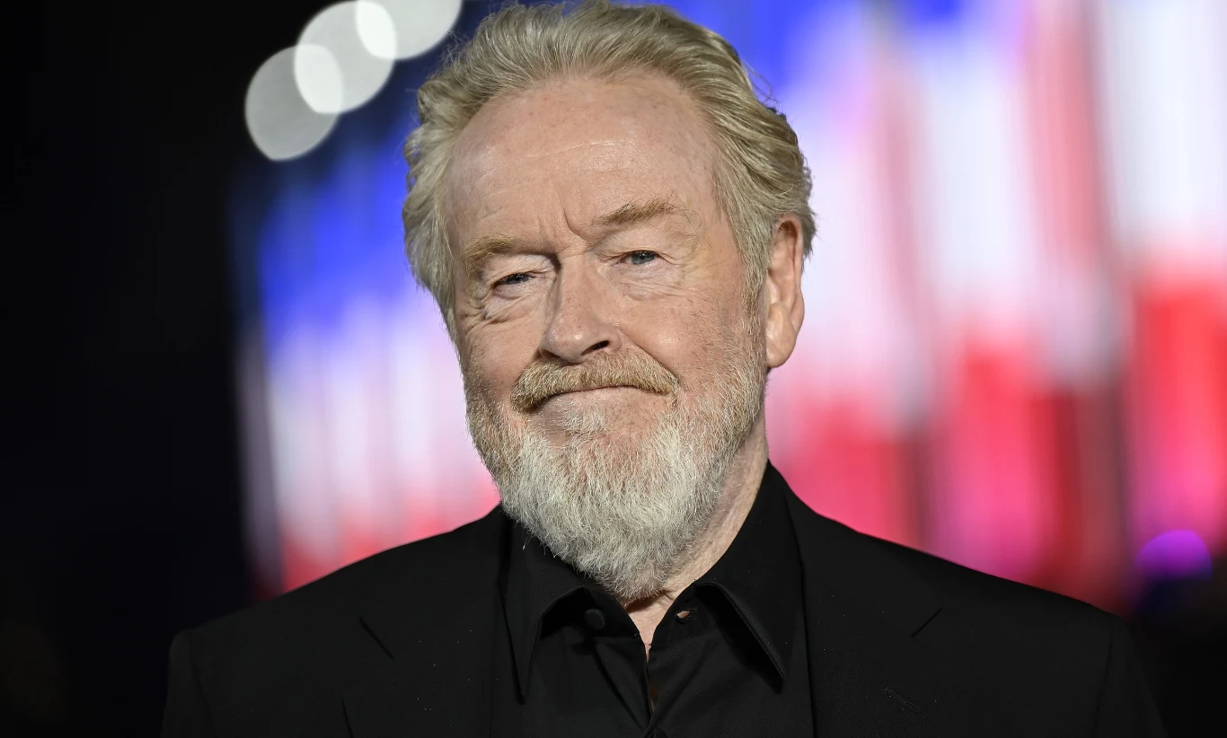 Ridley Scott Ridley Scott, starszy mężczyzna z siwą brodą i włosami, w czarnej marynarce, na rozmytym tle.