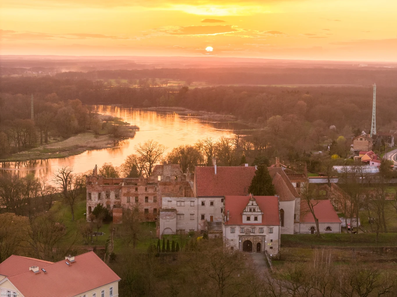 Zespół zamkowy w Siedlisku położony jest na malowniczym wzniesieniu w pobliżu zakola Odry zamek z czerwonym dachem otoczony drzewami, położony tuż obok rzeki odbijającej złote promienie zachodzącego słońca, w tle rozciąga się malowniczy krajobraz leśny i spokojna wiejska zabudowa