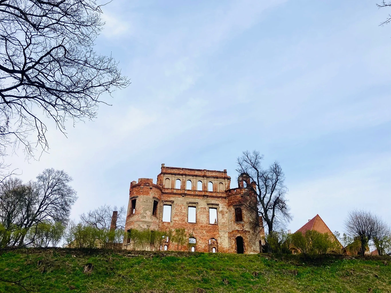 Przechadzając się promenadą nad Odrą można podziwiać ruiny Zamku Karolat ruiny starego, ceglanego budynku z widocznymi dużymi oknami oraz fragmentami wież, otoczone niskimi drzewami i porośniętym trawą wzgórzem; po prawej stronie w tle widoczny dach innego budynku