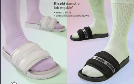 Klapki damskie lub męskie marki Kubota Dwie pary stóp ubrane w klapki Kubota – białe po lewej stronie na liliowych skarpetkach oraz czarne po prawej na białych skarpetkach, kontrastujące tło podkreśla różnice kolorystyczne obuwia.