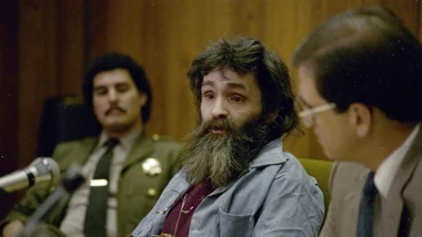 Skazany za morderstwo Charles Manson na zdjęciu podczas rozprawy w sprawie zwolnienia warunkowego, 1986 rok.