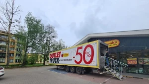 Zakupy prosto z naczepy TIR-a. Biedronka rusza z mobilnymi outletami