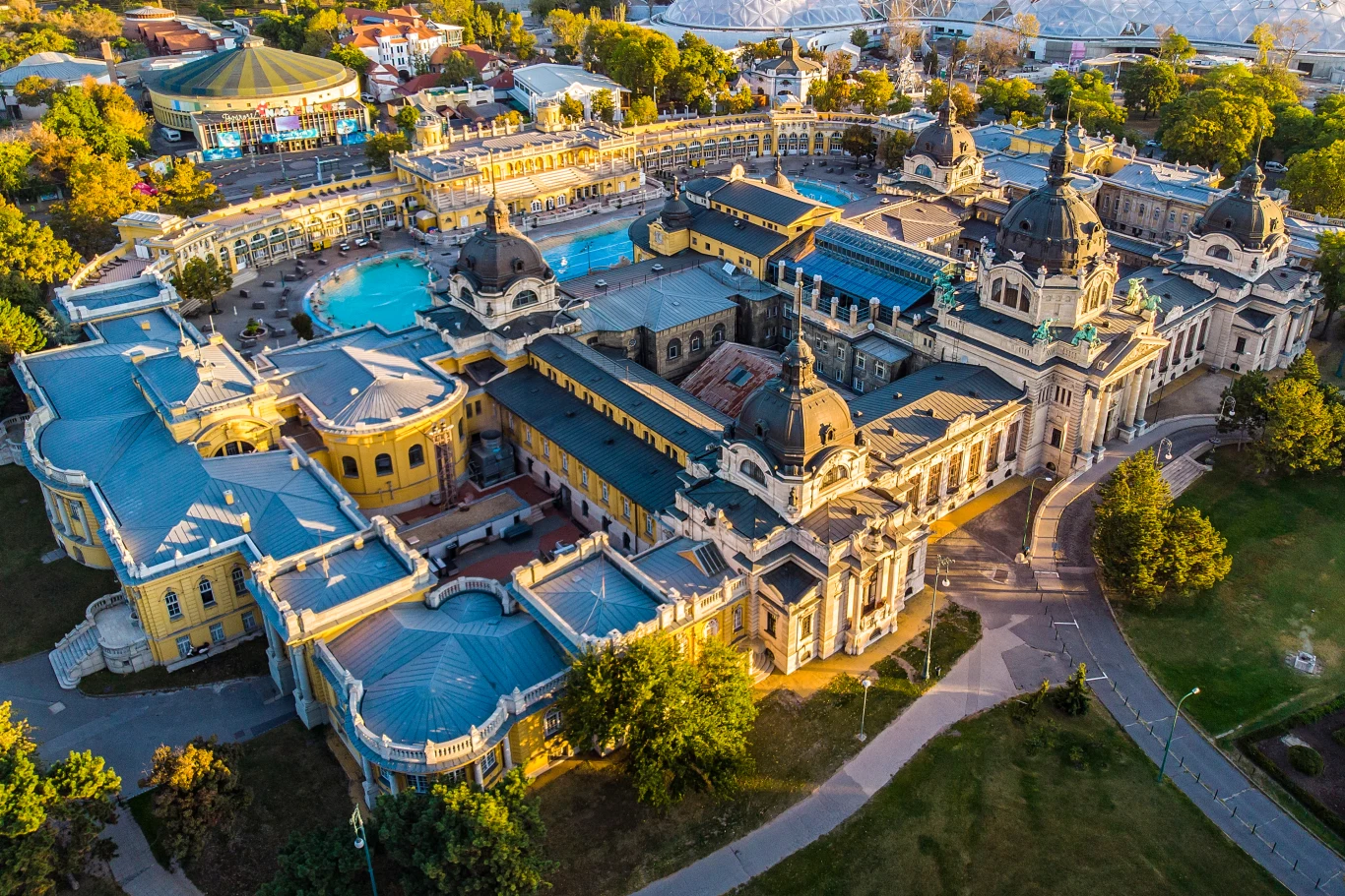 Łaźnie termalne Széchenyi w Budapeszcie to zabytkowy neobarokowy kompleks kompleks secesyjnych łaźni z dużymi basenami zewnętrznymi otoczonymi ozdobną architekturą i kopułami, położony wśród zieleni miejskiej