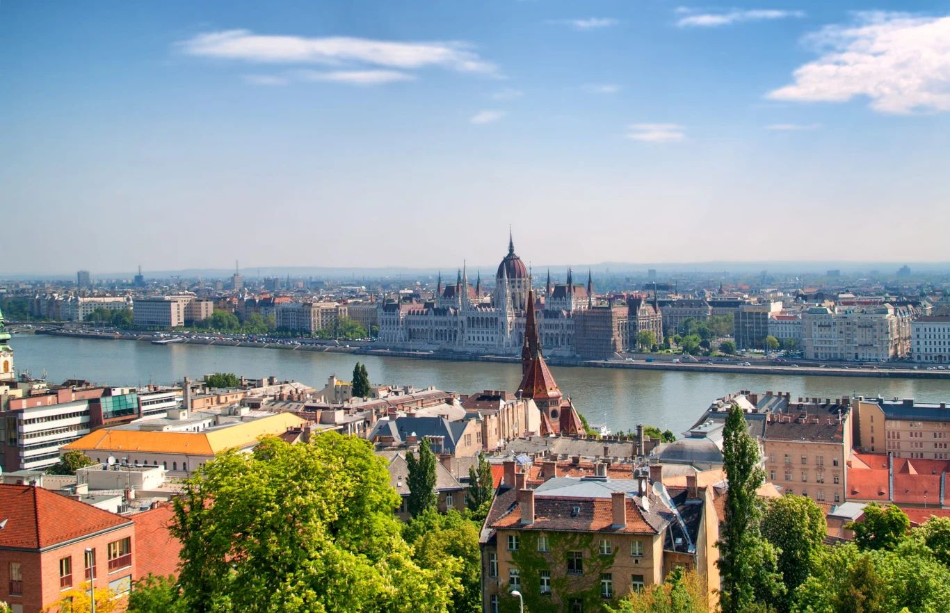 Budapeszt oferuje całą masę różnorodnych atrakcji dla turystów Panorama Budapesztu, widok na rzekę Dunaj, a także na imponujący budynek Parlamentu