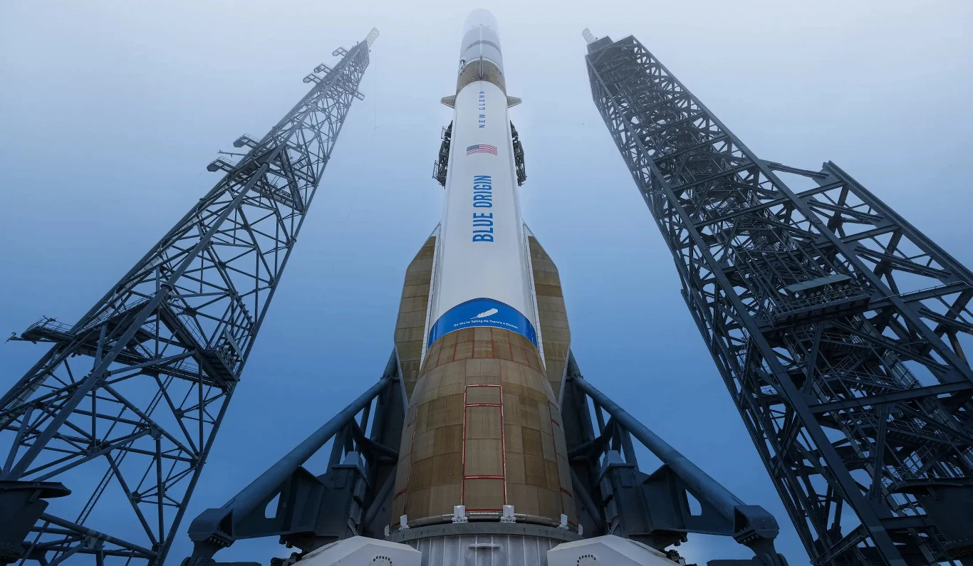 Wielka rakieta New Glenn szykowana do startu. SpaceX rośnie konkurencja. Rakieta New Glenn firmy Blue Origin w pozycji pionowej na platformie startowej przed misją