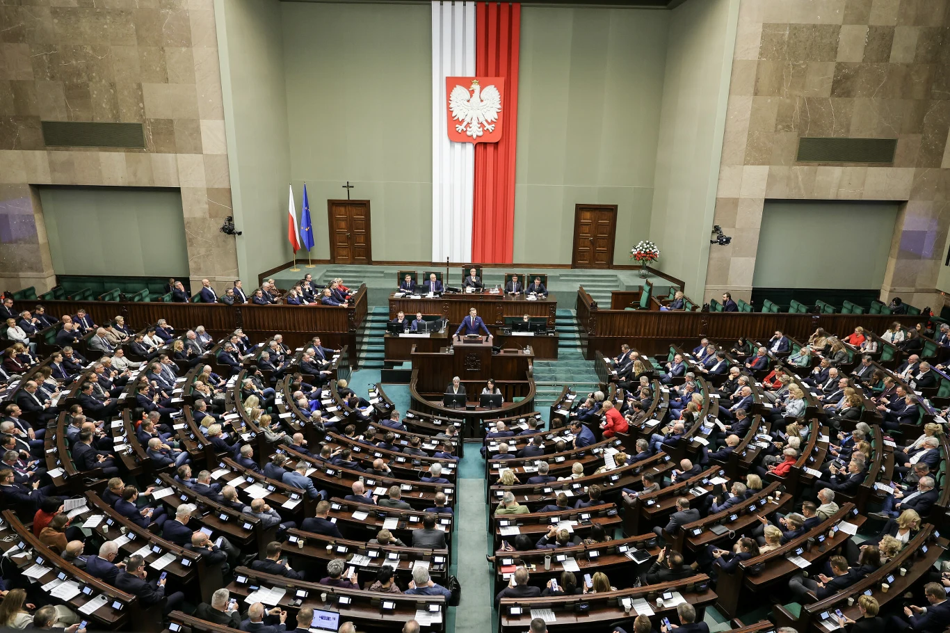KO cieszy się poparciem 32 proc. Polaków, na PiS chce głosować 18,2 proc. - wynika z sondażu 55. posiedzenie Sejmu X kadencji. Zdjęcie sali sejmowej podczas obrad parlamentu.