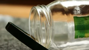 Opróżnienie szklanego opakowania przed wyrzuceniem wpisuje się w katalog zasad recyklingu i powinno stać się naturalnym odruchem konsumentów.