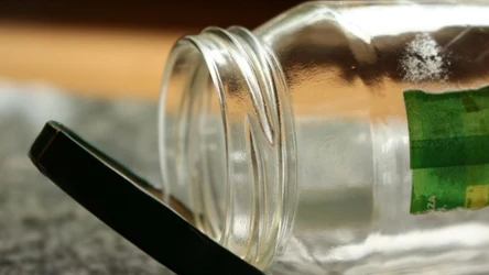 Opróżnienie szklanego opakowania przed wyrzuceniem wpisuje się w katalog zasad recyklingu i powinno stać się naturalnym odruchem konsumentów.