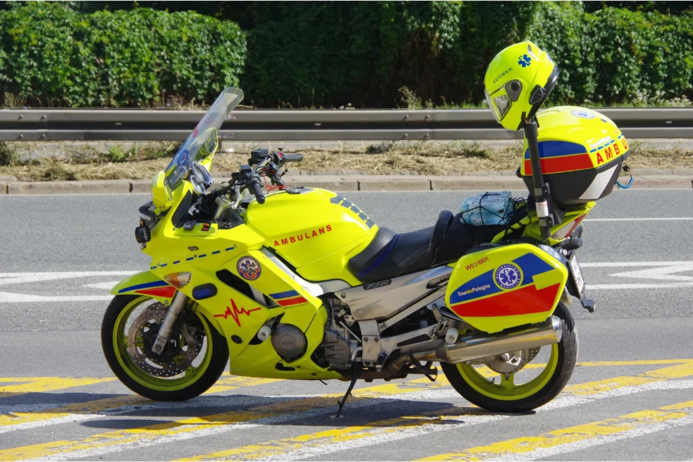 Motoambulanse będą miały zmienione wyposażenie. Motocyklowy ambulans w jaskrawożółtym kolorze z oznaczeniami medycznymi i kufrem z napisem 'ambulans'
