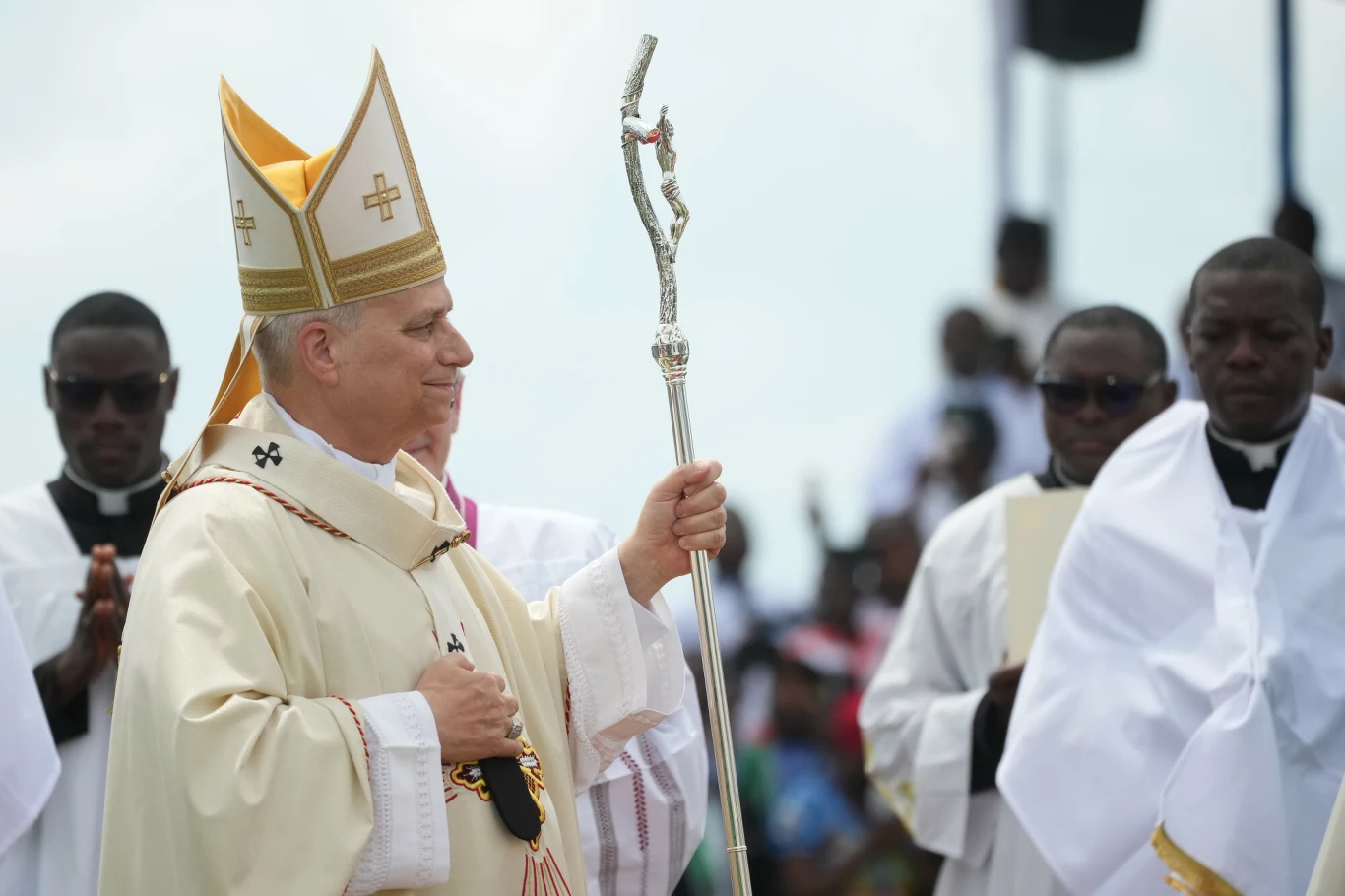 Papież Leon XIV mówił w Kamerunie, że ludzie "są złaknieni pokoju, wolności i sprawiedliwości" Papież Leon XIV odprawiający mszę świętą w Duali w Kamerunie.