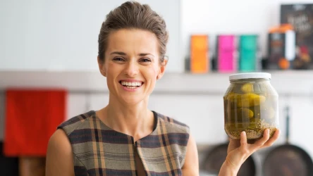 Maseczka z kiszonych ogórków na twarz działa ściągająco, wygładzająco i pomaga się uporać z przebarwieniami. Sprawdź, jak ją wykonać.