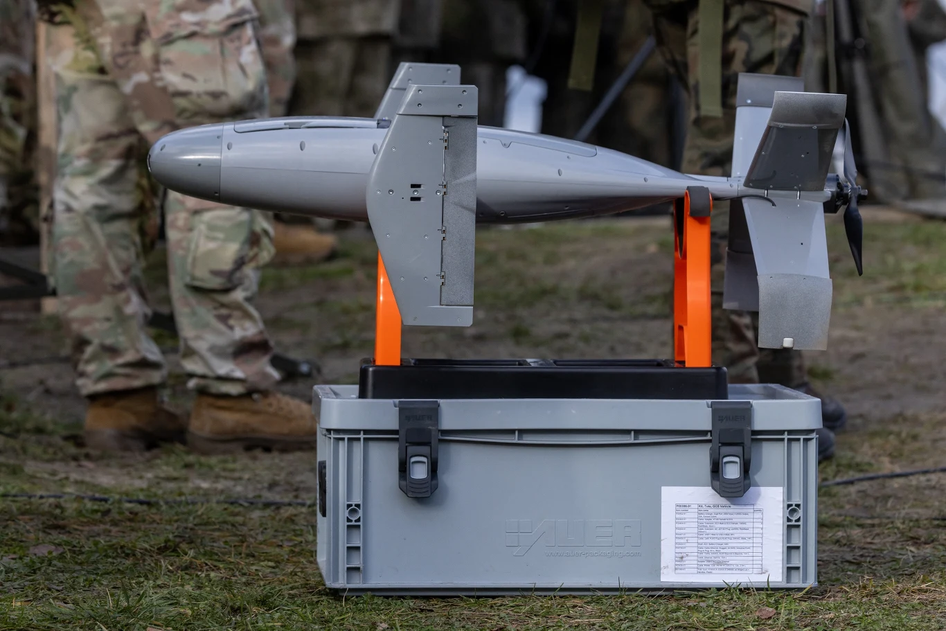 Amerykanie wykorzystali na Bliskim Wschodzie nowe drony Merops Niewielki dron bojowy ustawiony na specjalnym kontenerze; w tle widoczne nogi umundurowanych żołnierzy