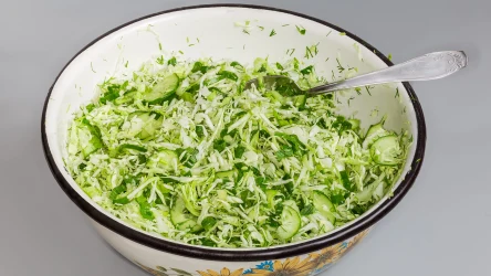 Surówka z młodej kapusty idealnie pasuje do schabowych. To tylko kilka składników, a jest przepyszna