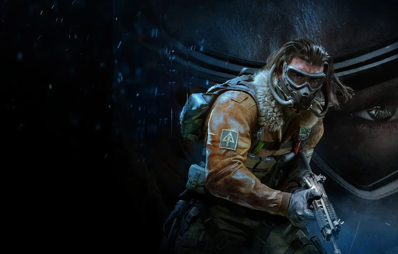 Call of Duty trafi do kin Uzbrojony żołnierz w masce, goglach i kurtce z futrzanym kołnierzem trzyma broń na niebieskawym tle.