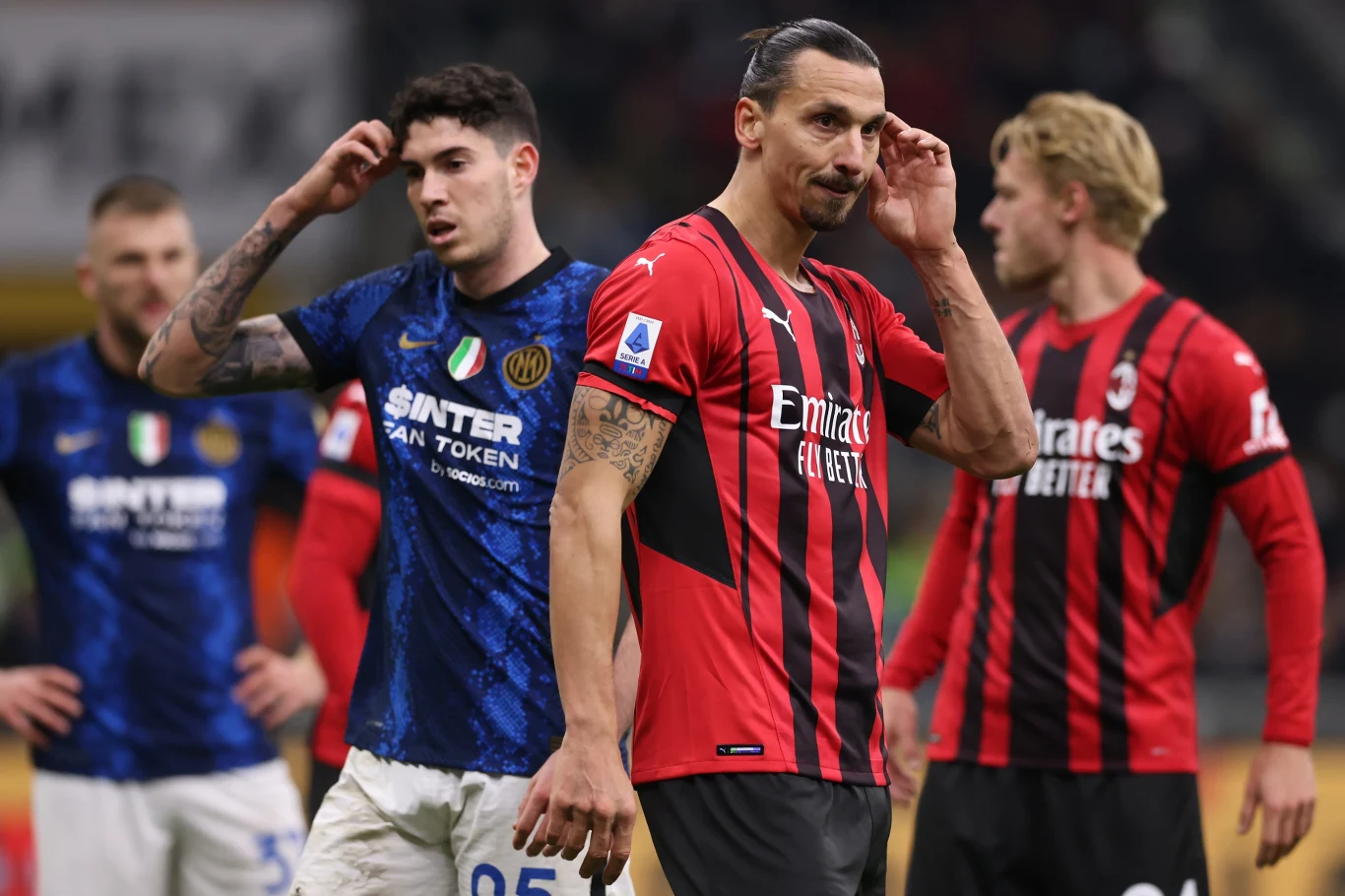 Alesandro Bastoni (w tle) i Zlatan Ibrahimović Alesandro Bastoni (w tle) i Zlatan Ibrahimović