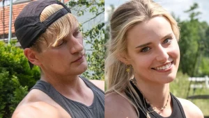 Dwie młode osoby, mężczyzna w czapce z daszkiem założonej tyłem i kobieta z długimi blond włosami, oboje ubrani na sportowo, na tle zieleni i letniego słonecznego dnia, patrzące w stronę aparatu—on z poważnym wyrazem twarzy, ona z uśmiechem.