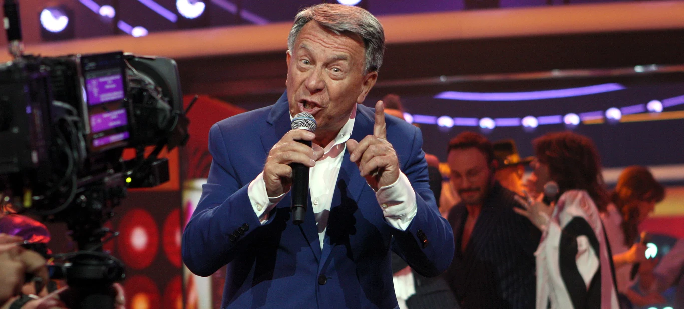 Wojciech Gąssowski w Opolu w 2025 roku Wojciech Gąssowski w niebieskim garniturze śpiewa do mikrofonu na scenie festiwalu w Opolu 2025, obok kamera