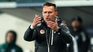 Gorąco po meczu Legii, trener przegranych ostro o sędziach. Proponuje Polaków