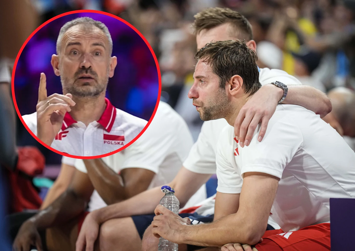 Nikola Grbić w tym sezonie buduje kadrę bez Grzegorza Łomacza. Ale nie zamyka przed nim drzwi do powrotu Nikola Grbić gestykuluje w koszulce z napisem 'Polska'; dwaj siatkarze na ławce, jeden trzyma butelkę wody.