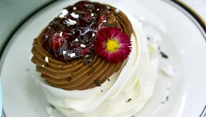 Mini pavlova z kremem czekoladowym i wiśniami Karoliny Stolarskiej-Bigos