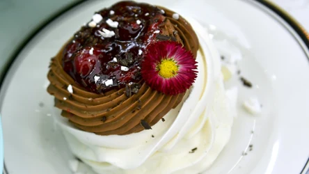 Mini pavlova z kremem czekoladowym i wiśniami Karoliny Stolarskiej-Bigos