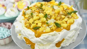 Tort bezowy z owocami – lekki deser z mango i marakują Karoliny Stolarskiej-Bigos