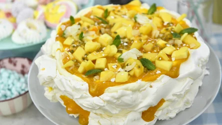 Tort bezowy z owocami – lekki deser z mango i marakują Karoliny Stolarskiej-Bigos