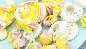 Kolorowe bezy w domu - przepis na lizaki bezowe Karoliny Stolarskiej-Bigos