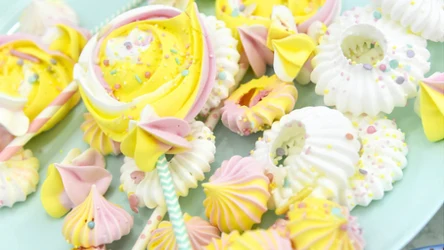 Kolorowe bezy w domu - przepis na lizaki bezowe Karoliny Stolarskiej-Bigos