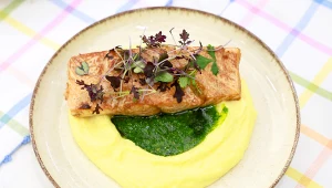 Łosoś z czosnkiem niedźwiedzim. Prosty i sprawdzony przepis na obiad