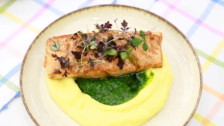 Łosoś z czosnkiem niedźwiedzim. Prosty i sprawdzony przepis na obiad