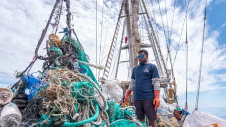 Odpadki wydobyte z Great Pacific Garbage Patch - wielkiej śmieciowej wyspy na Pacyfiku