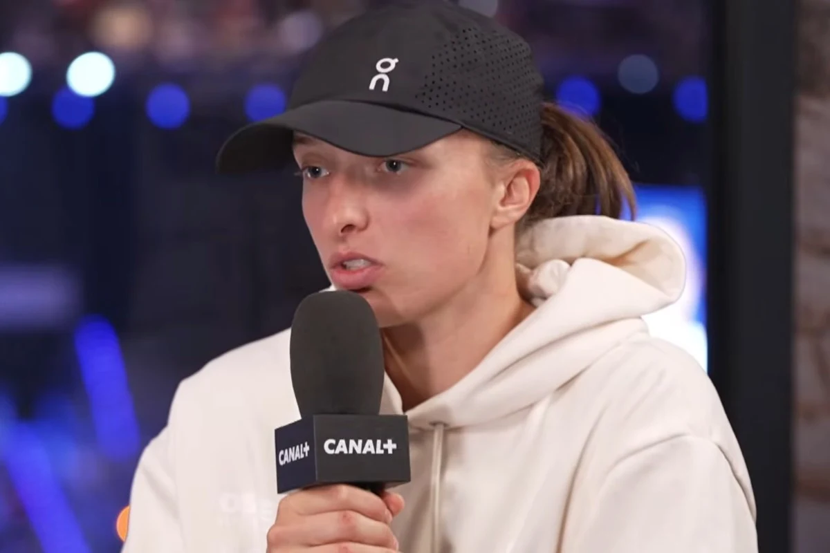 Iga Świątek, WTA Stuttgart Iga Świątek w jasnej bluzie i czarnej czapce udziela wywiadu Canal+ podczas WTA Stuttgart na tle studia.