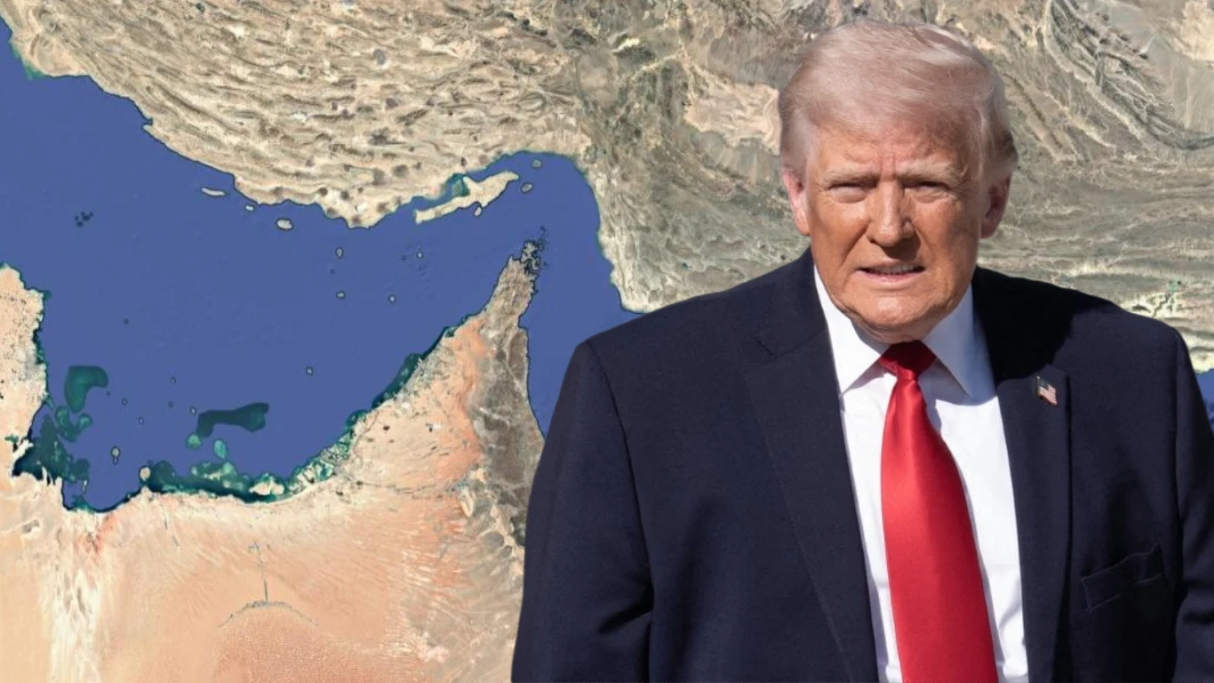 Donald Trump ostrzega Teheran przed szantażowaniem USA (zdj. ilustracyjne) Donald Trump w garniturze na tle mapy przedstawiającej cieśninę Ormuz
