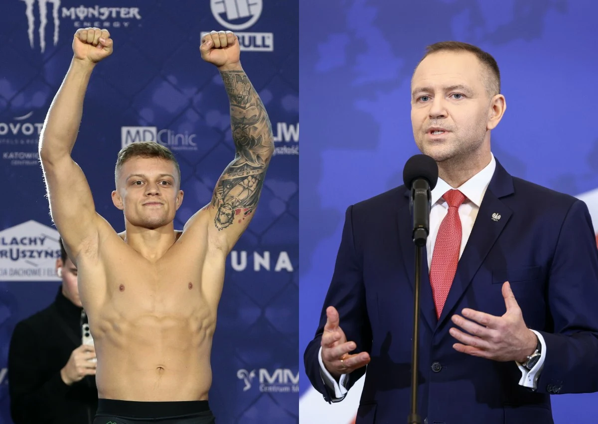 Po lewej stronie umięśniony mężczyzna z tatuażem na ramieniu unosi obie ręce w geście triumfu na tle banerów sponsorskich, po prawej elegancko ubrany mężczyzna w garniturze i czerwonym krawacie przemawia do mikrofonu, wykonując gesty dłońmi.