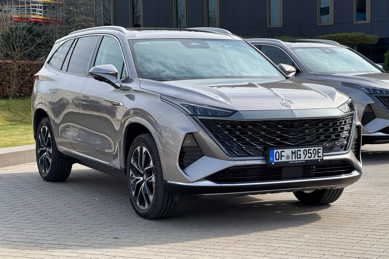 MG S9 pojawi się w salonach jeszcze w pierwszej połowie roku srebrny SUV o nowoczesnej, aerodynamicznej sylwetce, masywny przedni grill z agresywnymi liniami, eleganckie reflektory LED oraz duże, pięcioramienne felgi