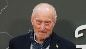 Charles Dance jako ojciec Harveya Denta w "Batmanie II" Matta Reevesa