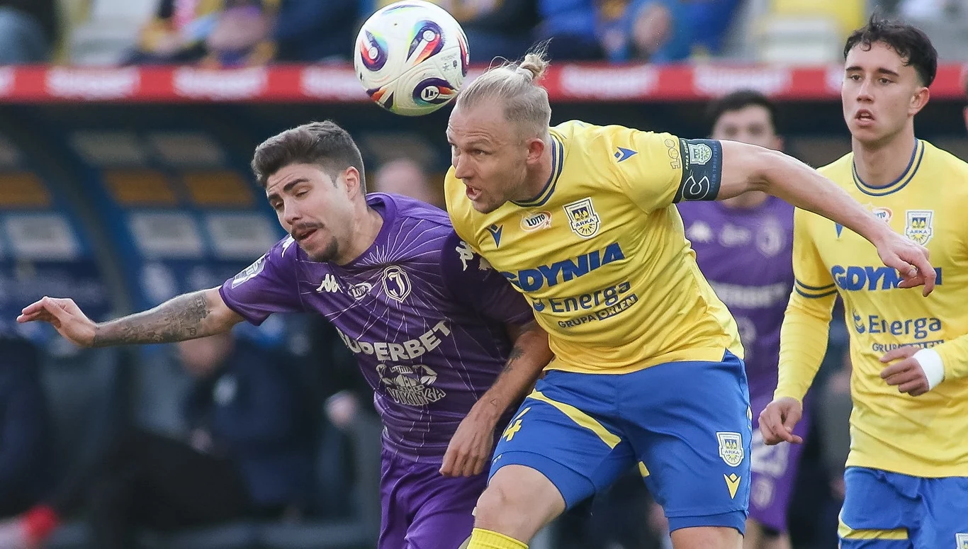 Alejandro Pozo (z lewej) kontra Dawid Gojny. Gdynia to w tym sezonie trudny teren, ale "Jaga" i tak sięgnęła po pełną pulę Alejandro Pozo i Dawid Gojny walczą o piłkę głową podczas meczu Arki z Jagiellonią w Gdyni; widoczny też inny zawodnik w żółtej koszulce.