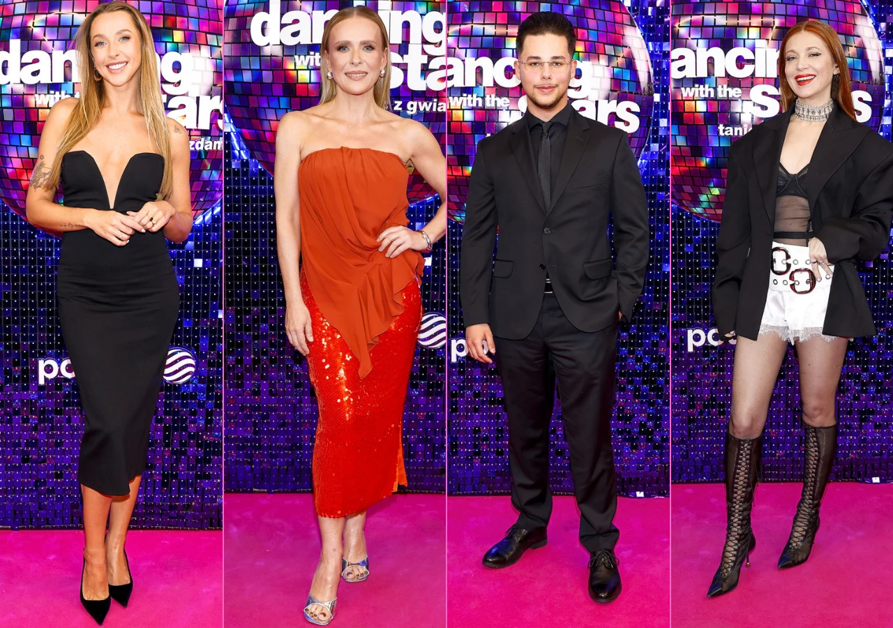 Cztery osoby w eleganckich i modnych stylizacjach pozują na tle ściany z logotypami programu 'Dancing with the Stars'; kobiety prezentują kreacje w czerni, pomarańczu i ekstrawaganckiej bieli, mężczyzna ubrany jest w klasyczny, czarny garnitur.