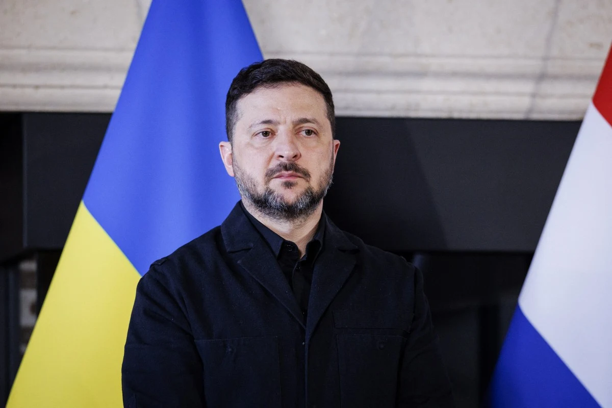 Wołodymyr Zełenski zapowiedział ważne ogłoszenie Wołodymyr Zełenski w czarnej marynarce na tle flagi Ukrainy