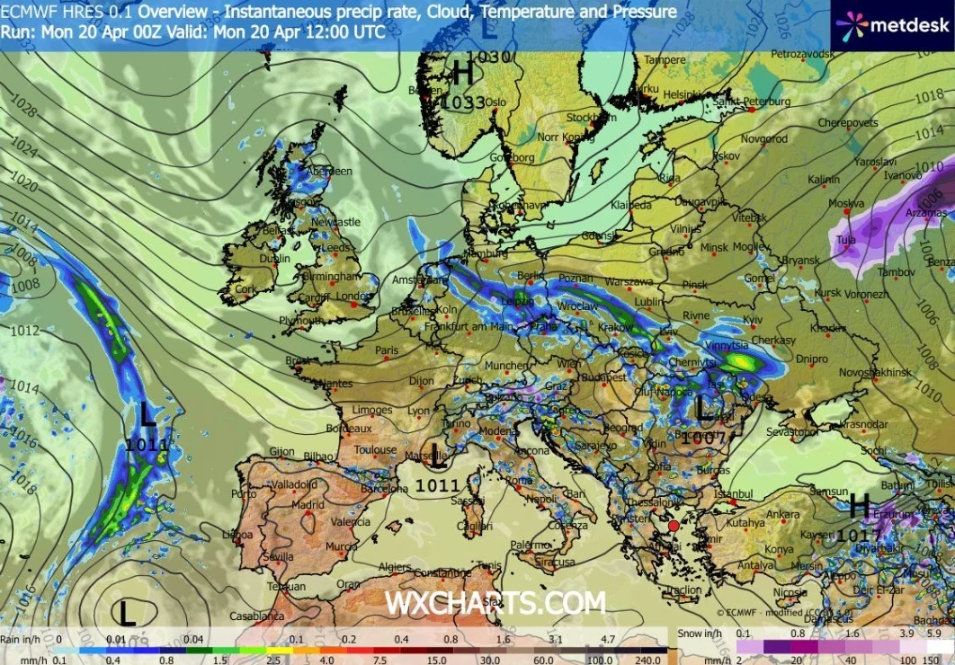 mapa pogody Europy z zaznaczonymi obszarami opadów, zachmurzenia, frontów atmosferycznych i ciśnienia, z wyraźnym pasmem opadów rozciągającym się od Francji przez Niemcy, Polskę po wschodnią część kontynentu oraz zaznaczonymi wartościami temperatur