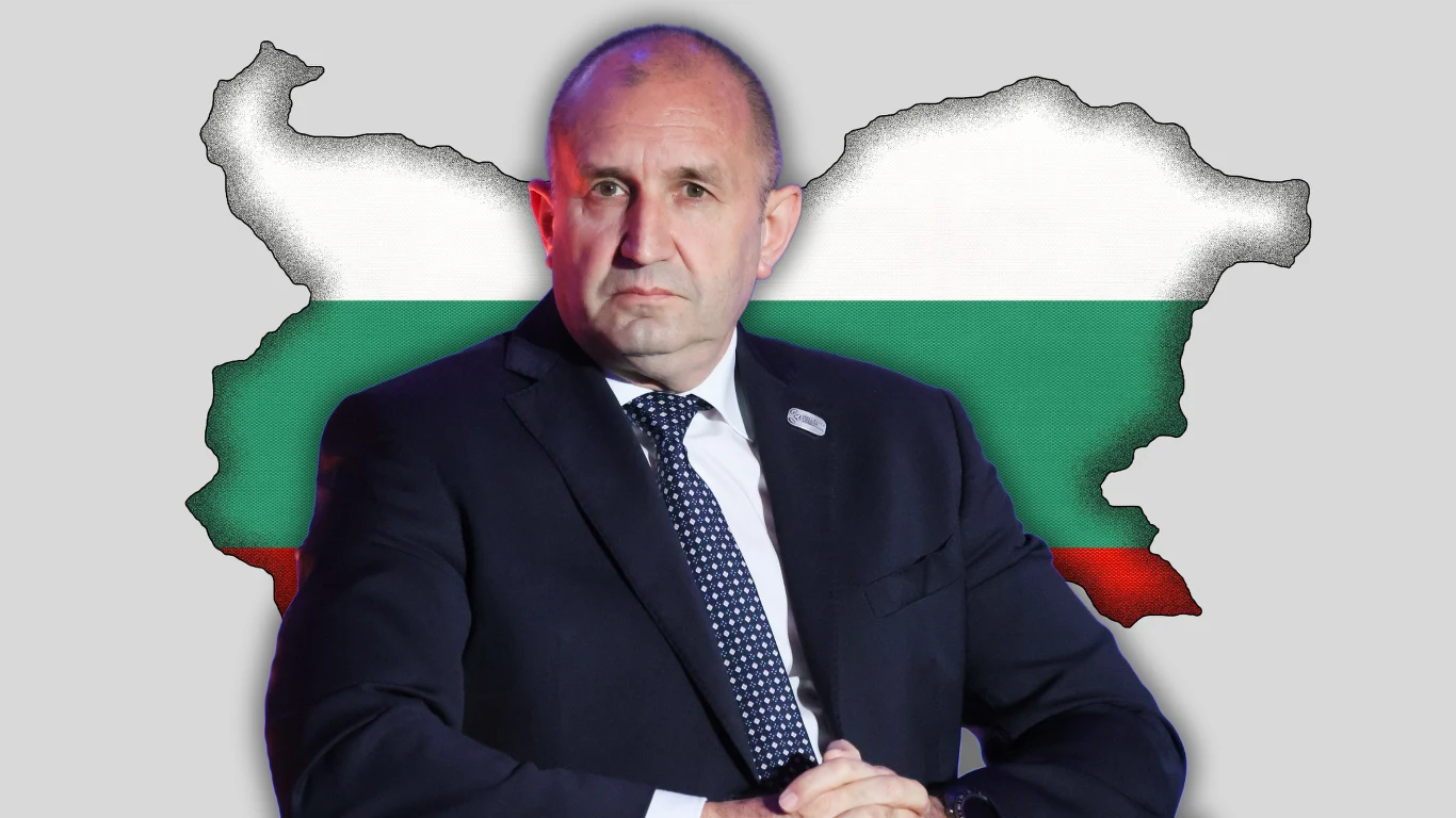 Ósme wybory w Bułgarii. Czy tym razem uda się stworzyć rząd? Mężczyzna w garniturze na tle mapy Bułgarii w barwach flagi narodowej: bieli, zieleni i czerwieni.